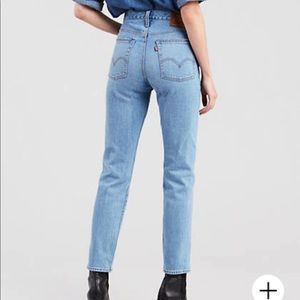 Levi’s Wedgie Light Wash Jeans - Size 27